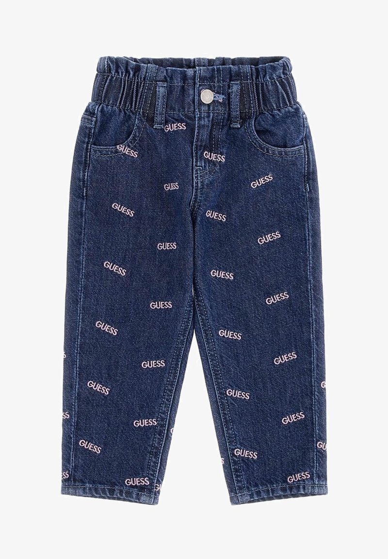 Jean enfant bleu foncé avec taille élastique, poches avant et logos « GUESS » rose clair répétés sur tout le tissu.