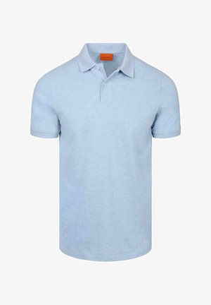 Hellblaues Polohemd mit kurzen Ärmeln, zwei Knöpfen, einem Kragen und einem orangen Etikett innen am Kragen.