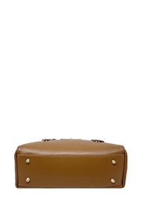 Brązowa skórzana torba o ustrukturalizowanym kształcie, z metalowymi nóżkami dla wsparcia oraz górnymi uchwytami z akcentami metalowymi.
