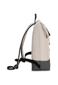 Beige och grå ryggsäck med ett vadderat nätbak, justerbara remmar och ett handtag på toppen; har en dragkedjestängning och en slank, minimalistisk design.
