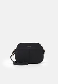 Borsa a tracolla nera in pelle testurizzata, con chiusura a zip, hardware in tonalità oro e tracolla regolabile. Logo inciso sul fronte.