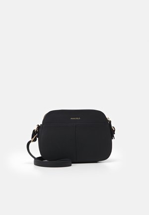 Bolso cruzado negro hecho de cuero texturizado, con cierre de cremallera, herrajes en tono dorado y una correa ajustable. Logo grabado en la parte frontal.
