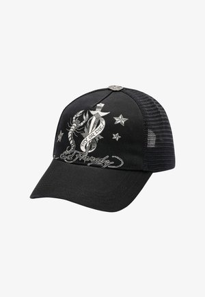 Casquette de trucker noire avec des graphismes brodés, y compris un scorpion et des étoiles. Dos en maille, visière courbée, devant en tissu solide avec des détails textuels.