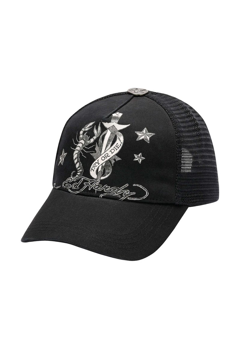Sort truckerhat med broderede grafikker, herunder en skorpion og stjerner. Mesh bagside, buet skygge, solidt stoffrontal med tekstdetalje.