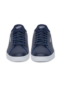 Kék árnyalatú Reebok tornacipők, fehér talppal és fekete fűzővel, oldalról egymás mellett, elölről, fehér háttér előtt.