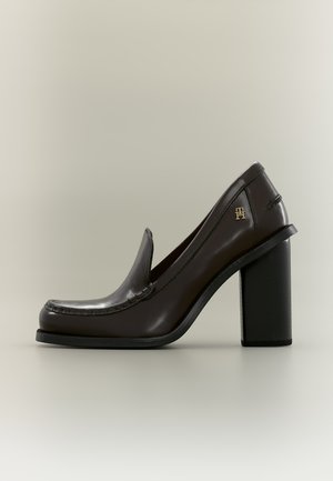 Tommy Hilfiger, SQUARE TOE HEELED LOAFER - Chaussures à enfiler - cocoa