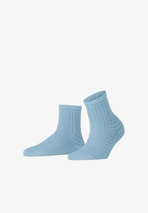Chaussettes chevilles bleu clair en mélange de coton, dotées d'un motif texturé avec de petits trous, de bords côtelés et de orteils lisses et sans coutures.