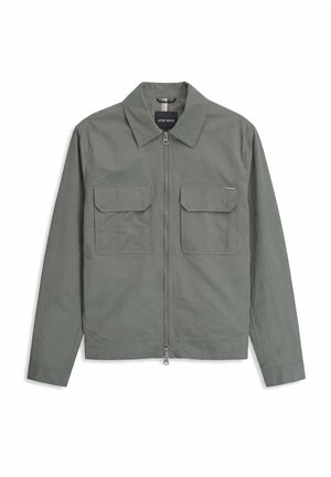 Chaqueta gris con cremallera, dos bolsillos delanteros con solapa, mangas largas y cuello puntiagudo, extendida sobre un fondo blanco.