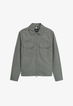 Chaqueta gris con cremallera, dos bolsillos delanteros con solapa, mangas largas y cuello puntiagudo, extendida sobre un fondo blanco.