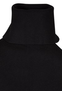 Schwarzes Stricktop mit hohem Kragen und geripptem Muster, mit eng anliegendem Kragen und subtilen Nahtdetails, geeignet zum Layering.