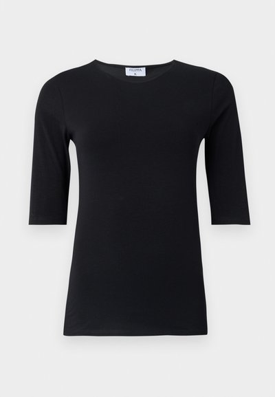 Musthave musta pikkade varrukatega särk, mis on valmistatud pehmest ja venivast kangast. Omab ümmargust kaelust ja keha rõhkuvat siluetti koos keskmise pikkusega varrukatega.