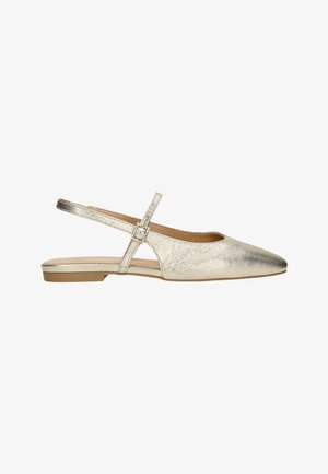 Escarpin slingback doré métallique avec un bout pointu, une texture lisse, une bride au niveau de la cheville et un talon plat, conçu pour un port facile.