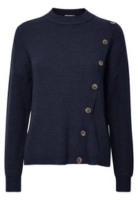 Tmavomodrý rebrovaný sveter s vysokým výstrihom, ktorý má diagonálnu gombíkovú légou s hnedými gombíkmi na ľavej strane a priliehavé manžety.