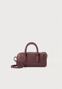 Vinrød lærhåndveske med to korte håndtak, en avtagbar stropp og glidelåslukking. Har preget "MM"-logo på forsiden.