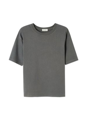 Grijze T-shirt met korte mouwen, ribbeltextuur en ronde halslijn, met recht gesneden zijkanten en minimale stikdetails.