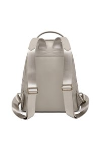 Zaino in pelle beige con due spallacci in satin regolabili, una maniglia superiore e accenti di cucitura minima sul pannello posteriore.