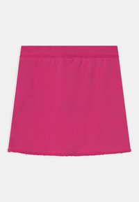 Růžová mini sukně vyrobená z hladkého materiálu, s elastickým pasem, rovný lem s neupravenými okraji a bez dalších vzorů nebo akcentů.