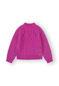 Jersey de punto grueso de color rosa brillante con patrones de cables y pompones texturizados, con cuello, puños y dobladillo acanalados, exhibido plano sobre un fondo blanco.