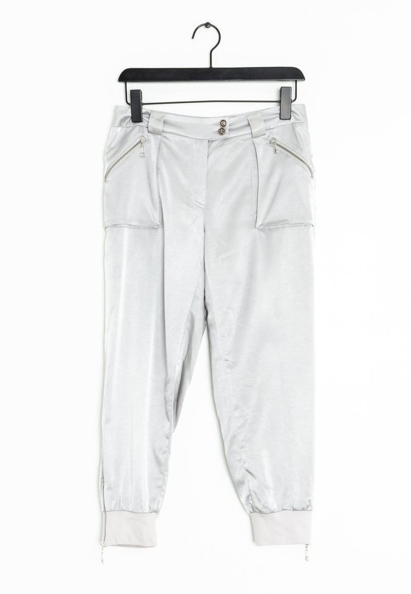 Ljusgrå joggerbyxor i ett mjukt material, med dragkedjefickor, knappstängning och elastiska muddar med dragkedjor.