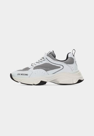 Weiße und graue Mesh-Sneaker von Love Moschino mit klobiger Sohle, Schnürung vorne, schwarzen Akzenten und Zuglasche an der Ferse.