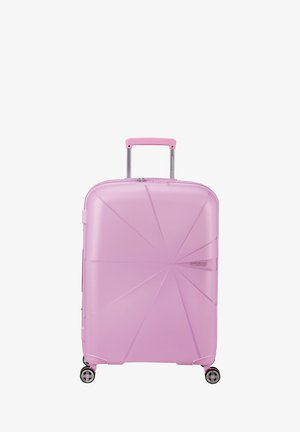Valigia rigida rosa con texture a strisce diagonali, manico retrattile argento e quattro ruote nere per una facile manovrabilità.