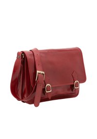 Borsa a tracolla in pelle rossa con finitura lucida, dotata di chiusura a pattina e tracolla regolabile, accentuata da hardware e fibbie dorate.