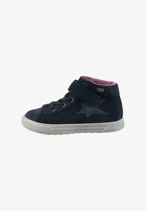Baskets montantes en daim bleu foncé avec doublure rose, accent étoile, fermeture à lacets et à bande velcro, ainsi que semelle en caoutchouc blanc texturé.
