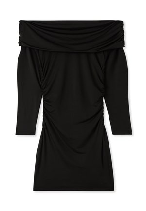 Abito nero off-shoulder con maniche tre quarti, caratterizzato da un collo drappeggiato e dettagli di arricciatura laterale, realizzato in un tessuto liscio.