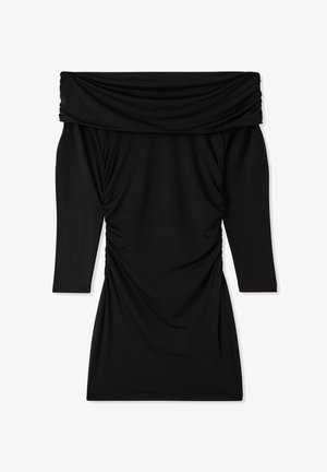 Abito nero off-shoulder con maniche tre quarti, caratterizzato da un collo drappeggiato e dettagli di arricciatura laterale, realizzato in un tessuto liscio.