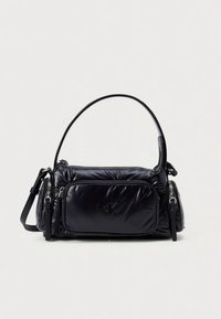 Μαύρη φουσκωτή τσάντα χειρός από νάιλον, με δομημένο σχήμα, φερμουάρ σε θήκες και κοντή λαβή με ρυθμιζόμενο ιμάντα ώμου.