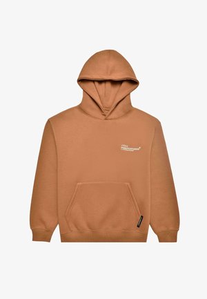 Barna kapucnis pulóver puha anyagból, kenguru zsebbel és logóval a mellrészen. Sima textúra, laza illeszkedéssel.