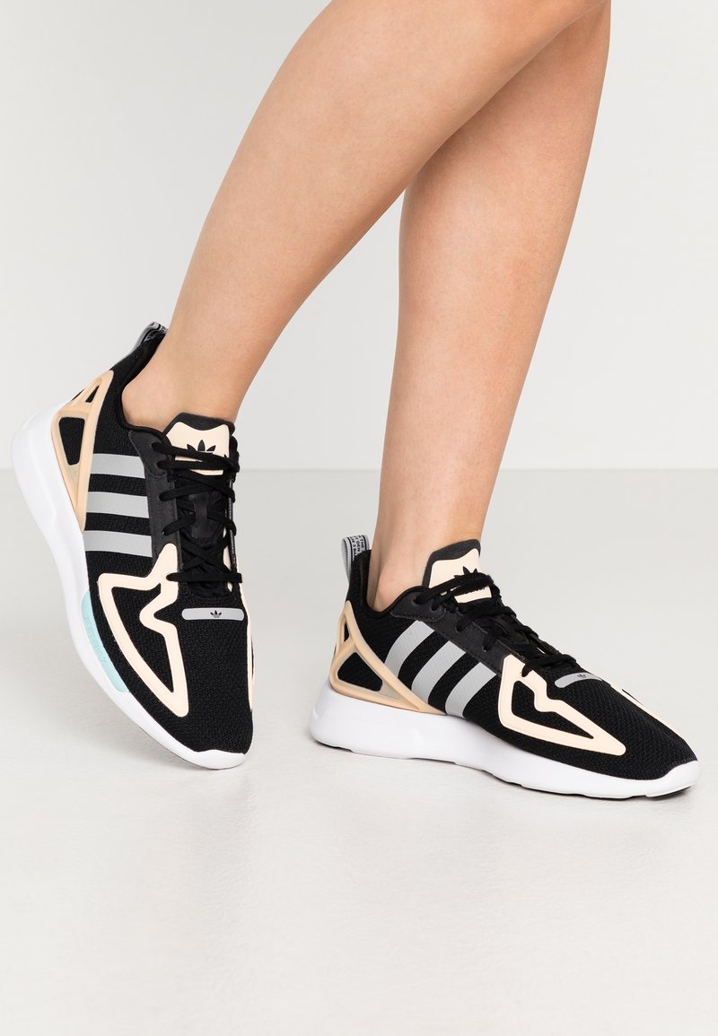 adidas Originals ZX 2K FLUX - Tenisky - core black/grey two/glow orange