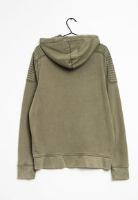 Hoodie verde oliva con cappuccio regolabile, dettagli a costine sulle spalle e texture liscia. Cuciture visibili lungo l'orlo e sui polsini.