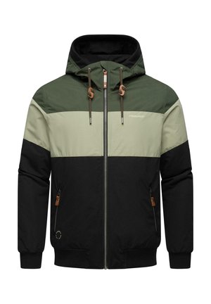 Chaqueta con capucha de diseño en bloques de color en verde oscuro, verde claro y negro. Cuenta con cordones, cremallera y bolsillos laterales con pestañas decorativas.