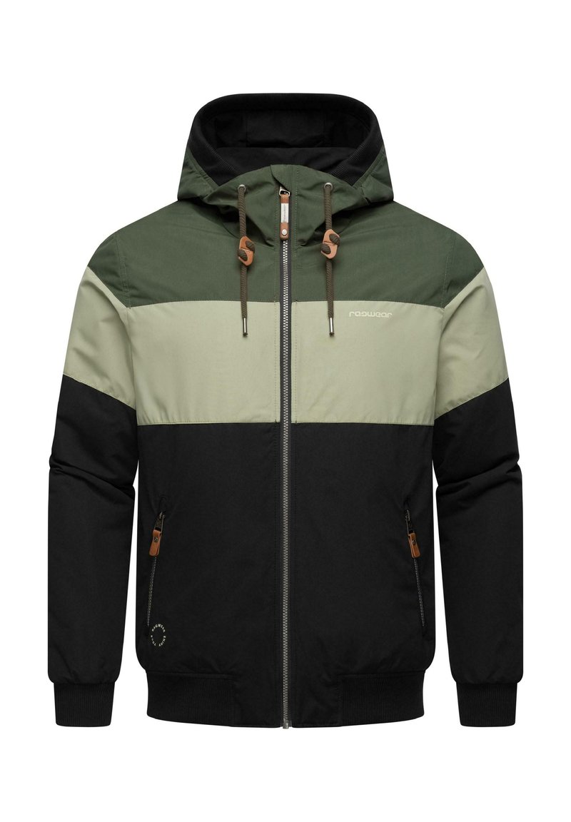 Chaqueta con capucha de diseño en bloques de color en verde oscuro, verde claro y negro. Cuenta con cordones, cremallera y bolsillos laterales con pestañas decorativas.