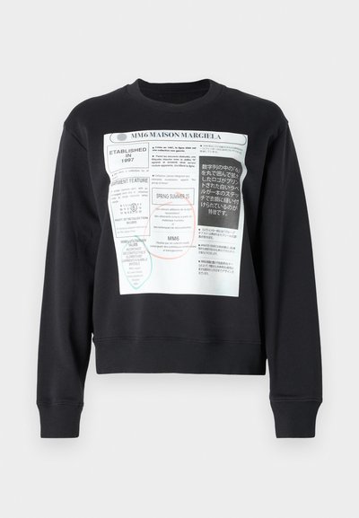 Μαύρη μπλούζα με λευκή γραφική εκτύπωση που περιλαμβάνει κείμενο και σύμβολα. Ριγωτές μανσέτες και στρίφωμα, σχέδιο με στρογγυλή λαιμόκοψη. Λείος υφασμάτινος ιστός.