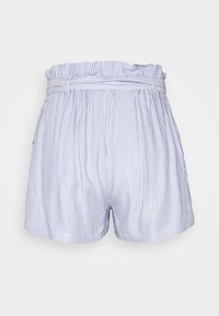 Gestreifte Shorts mit einem gerüschten Bund. Hellblau und Weiß, aus einem weichen Stoff. Mit Seitentaschen, lockere Passform.