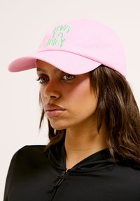Cappellino da baseball rosa con "VIVA LA JUICY" ricamato in verde. Realizzato in cotone, presenta una visiera curva e una chiusura regolabile sul retro.