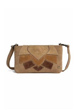 Pochette en daim marron avec un motif géométrique cousu dans des tons de beige et de brun foncé, et une bandoulière réglable.