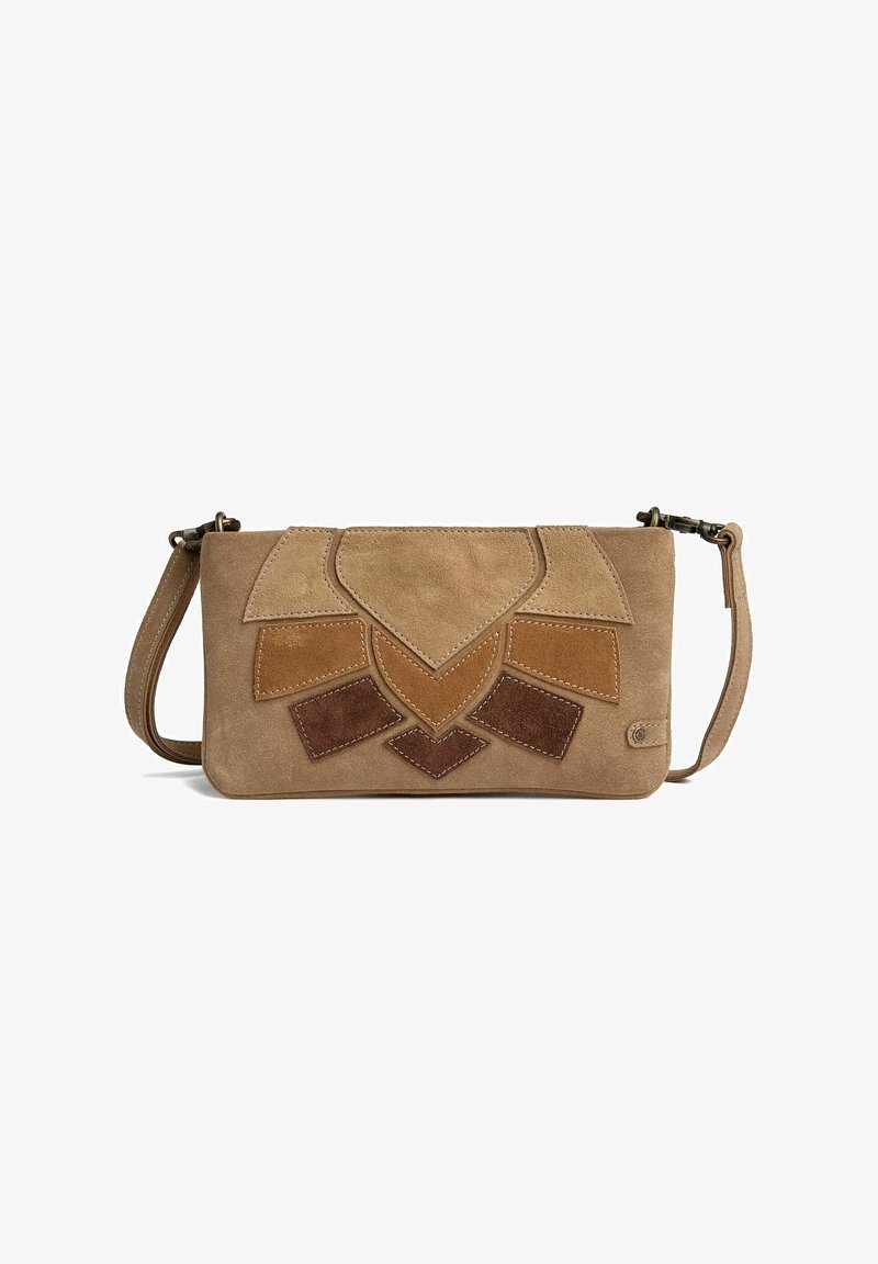 Pochette en daim marron avec un motif géométrique cousu dans des tons de beige et de brun foncé, et une bandoulière réglable.