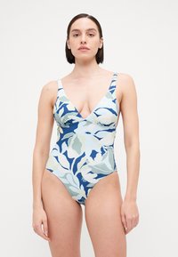 Maillot de bain une pièce avec un motif floral en bleu, vert et blanc, doté d'un décolleté en V profond et de larges bretelles. Fabriqué en tissu lisse.