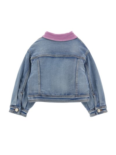 Ανοιχτό μπλε denim μπουφάν με μακριά μανίκια, μανσέτες με κουμπιά και αντίθετο μωβ γιακά, εμφανίζεται από πίσω σε λευκό φόντο.