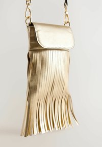 Goldenes Leder-Crossbody-Taschen mit Klappenverschluss und langen, vertikalen Fransen. Metallische Hardware-Akzente runden das Design ab.