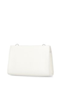Borsa bianca con superficie liscia, forma rettangolare e struttura angolare. Presenta accessori in argento e un design minimalista.