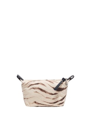 Lille rektangulær pung med beige og brun dyreprint, sort lynlåstræk og sorte løkkehåndtag på hver side.