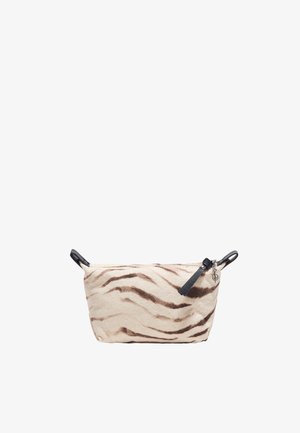 Petite pochette rectangulaire avec imprimé animal beige et marron, fermeture éclair noire et poignées en boucle noires de chaque côté.