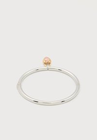 Κρεμαστό σκουλαρίκι από ασημί κρίκο με μικρή χρυσή καρδιά-κλείστρο που έχει ένα ροζ πολύτιμο λίθο σε λευκό φόντο.