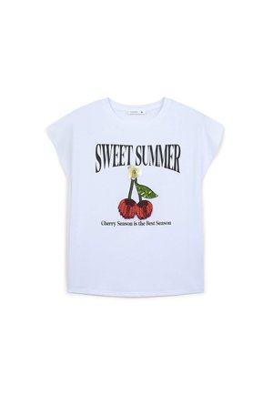 T-shirt bianca a maniche corte con grafica "Sweet Summer", decorata da un'illustrazione di ciliegie rosse e testo in nero sottostante. Tessuto in cotone morbido.