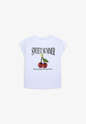 T-shirt bianca a maniche corte con grafica "Sweet Summer", decorata da un'illustrazione di ciliegie rosse e testo in nero sottostante. Tessuto in cotone morbido.