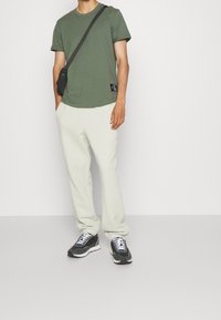 Calvin Klein Jeans Camiseta básica - khaki